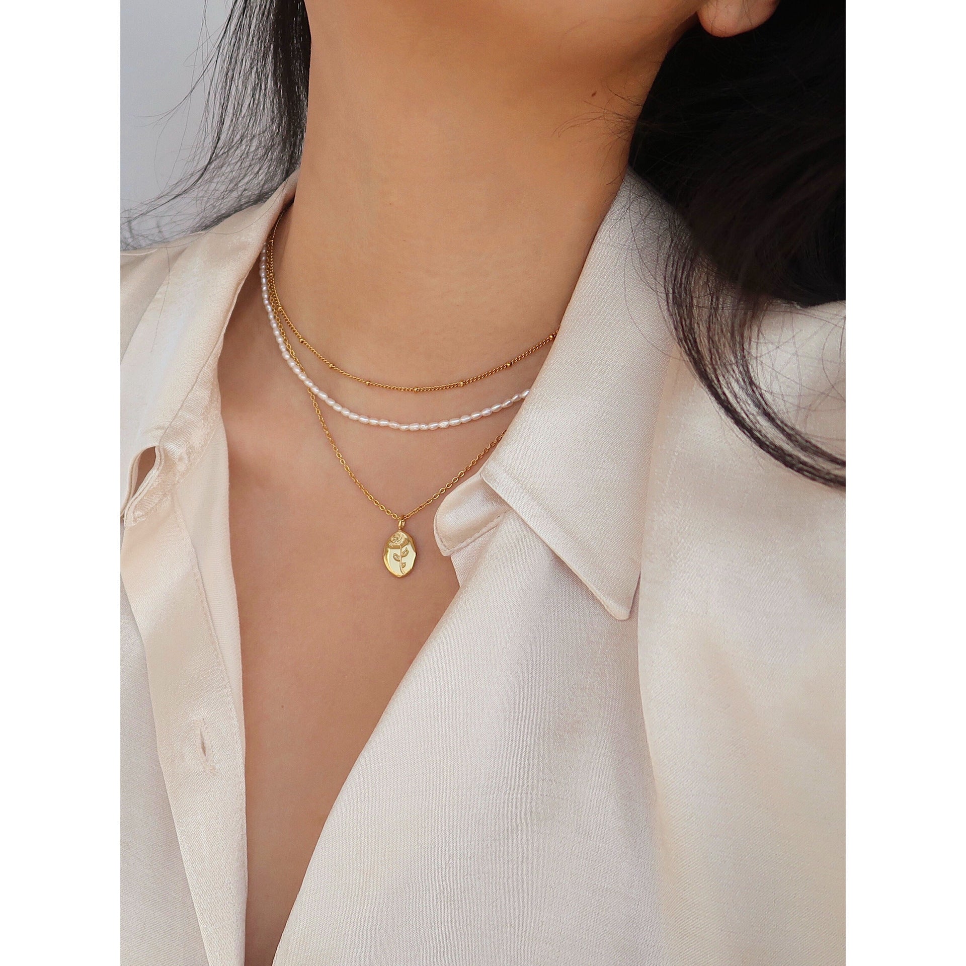 Minimalist stainless steel flower necklace details