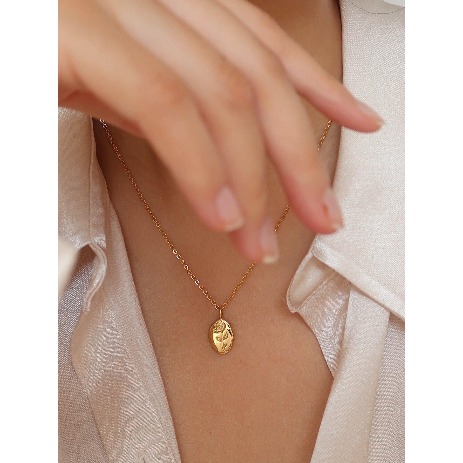 Minimalist stainless steel flower necklace details