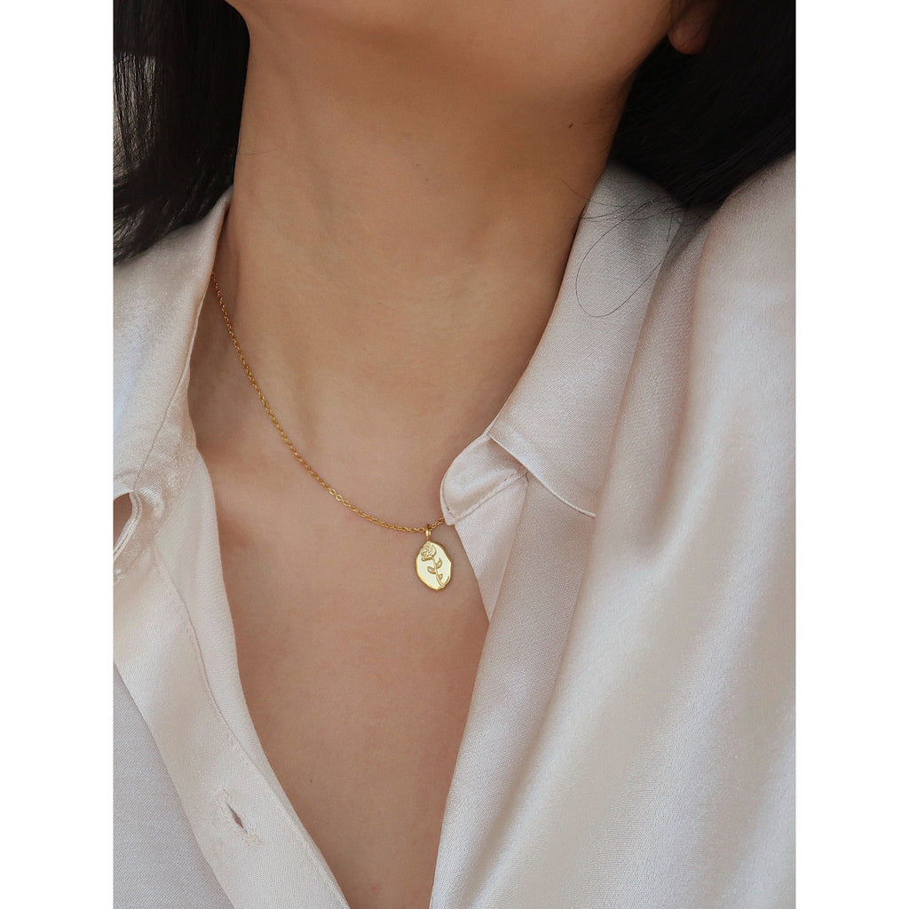 Minimalist stainless steel flower necklace details