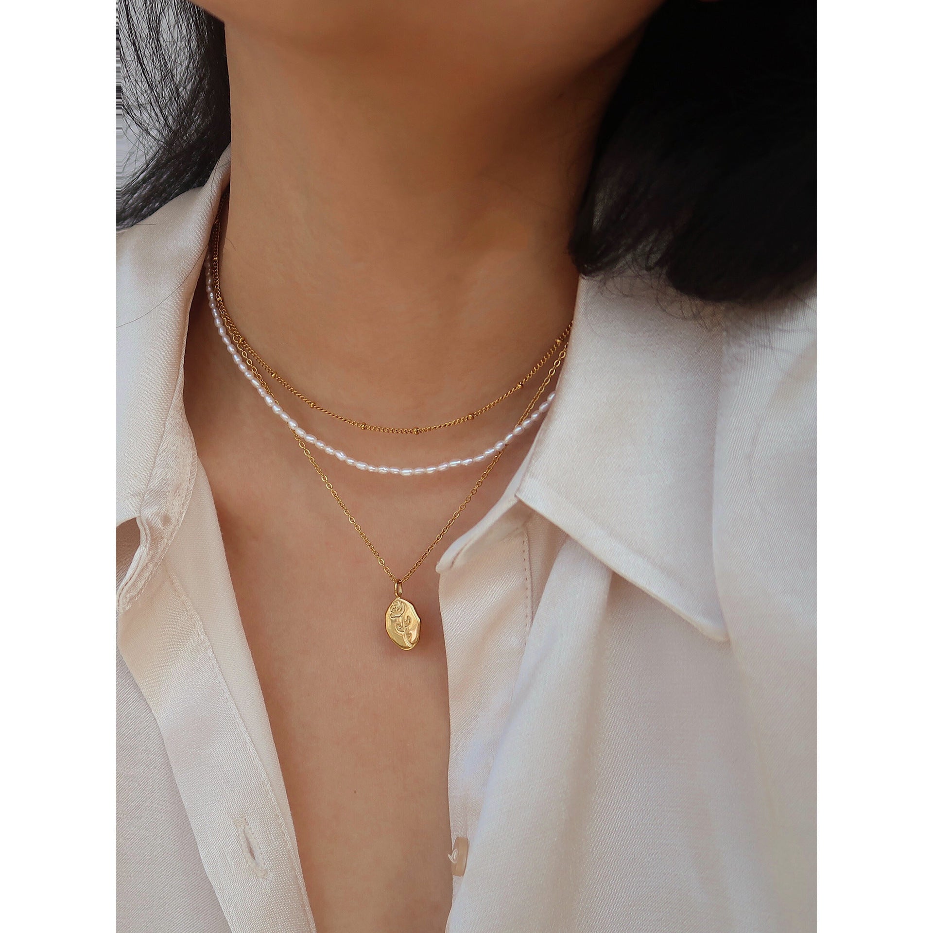 Minimalist stainless steel flower necklace details