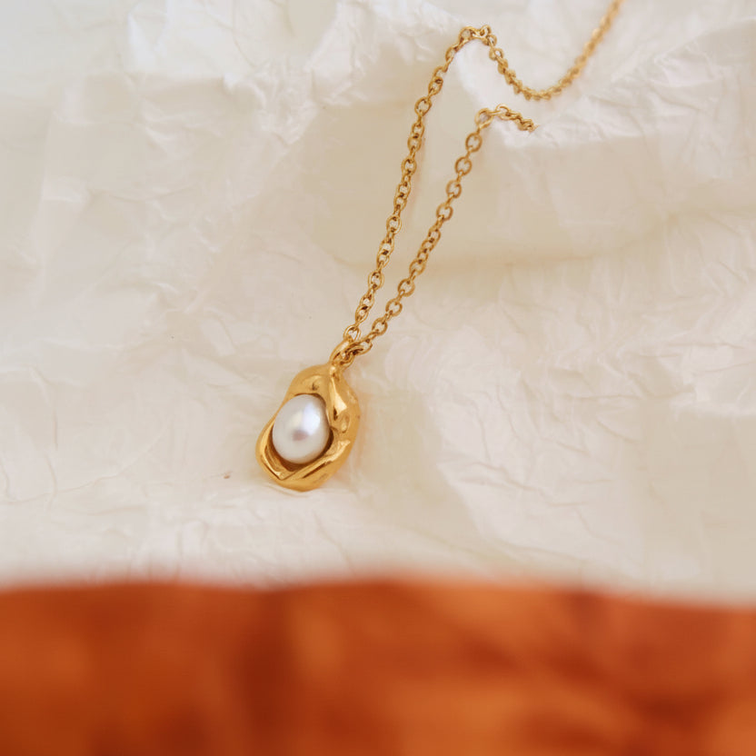 Natural Freshwater Pearl Necklace – 18K Gold Titanium Steel Clavicle Chain