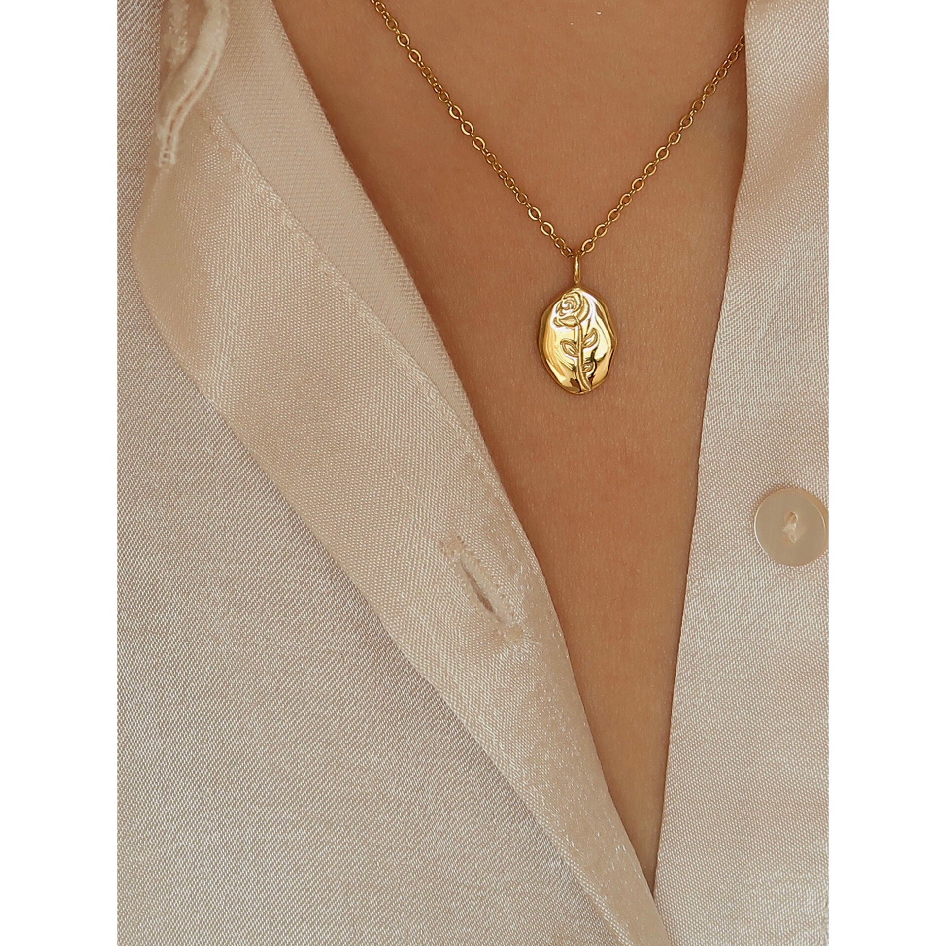 Minimalist stainless steel flower necklace details