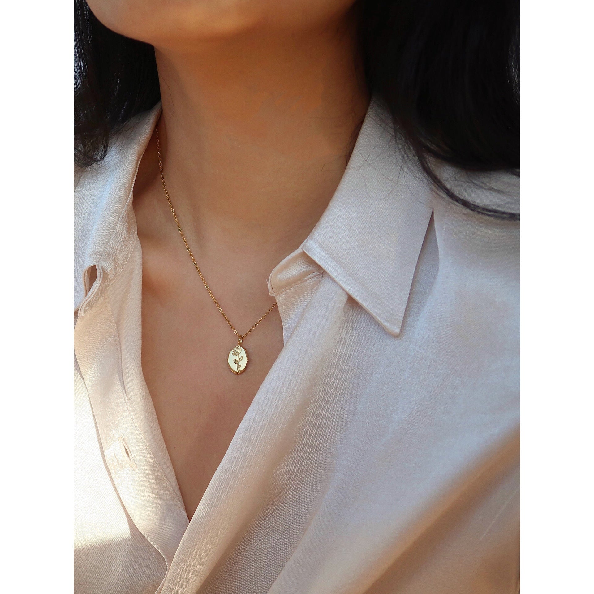 Minimalist stainless steel flower necklace details
