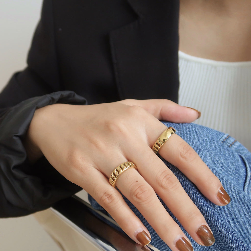 18K gold chain ring for women on model