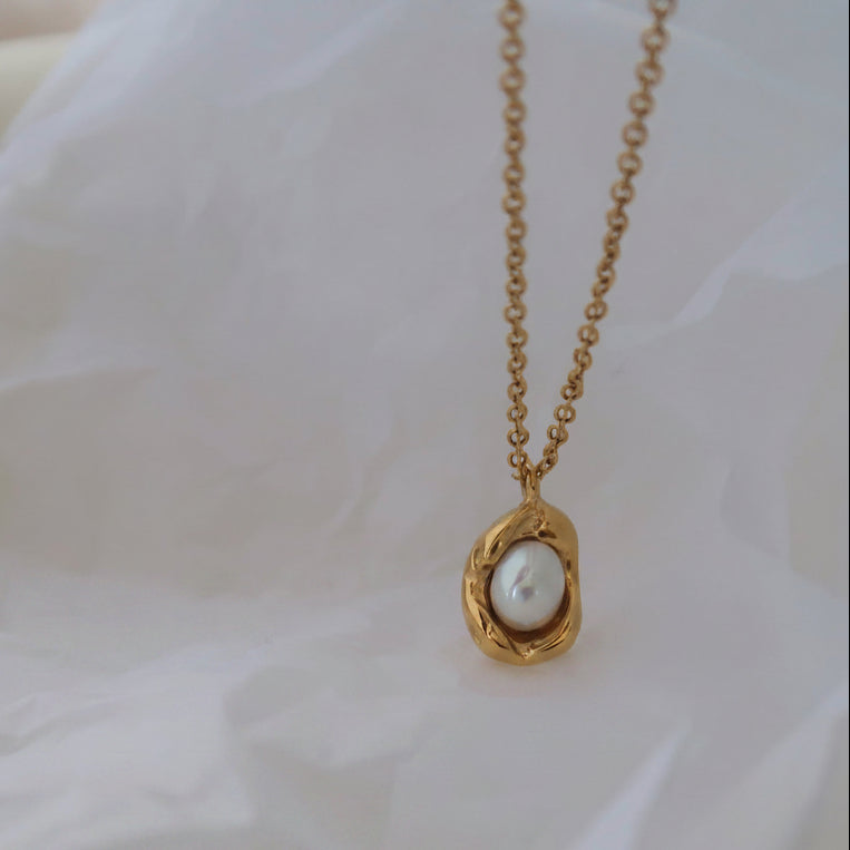 Natural Freshwater Pearl Necklace – 18K Gold Titanium Steel Clavicle Chain
