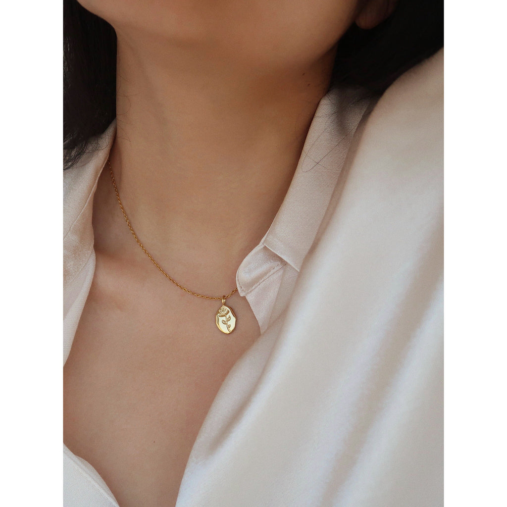 Minimalist stainless steel flower necklace details