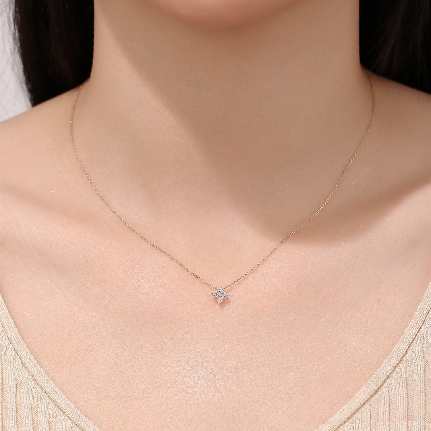 lucky-four-leaf-clover-925silver-gold-necklace-on-model
